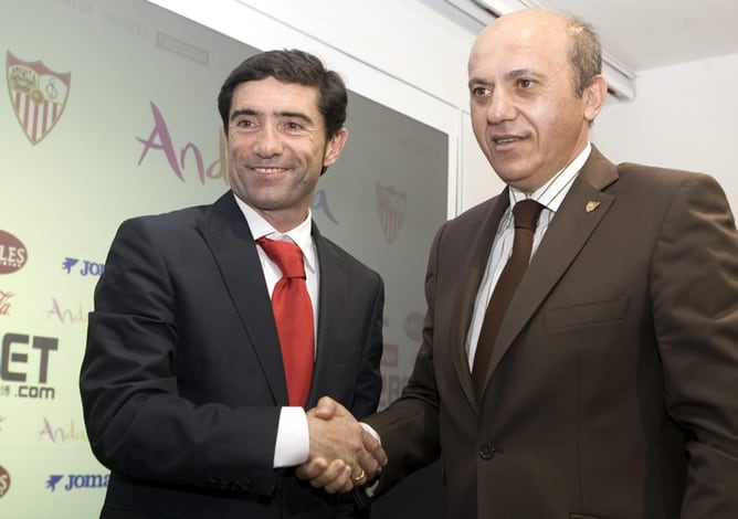 El nuevo entrenador del Sevilla, Marcelino García Toral, y el presidente del Sevilla CF, José María del Nido, se estrechan la mano durante su presentación como técnico del conjunto hispalense, en donde ha afirmado que buscará un estilo &quot;similar al del Sev