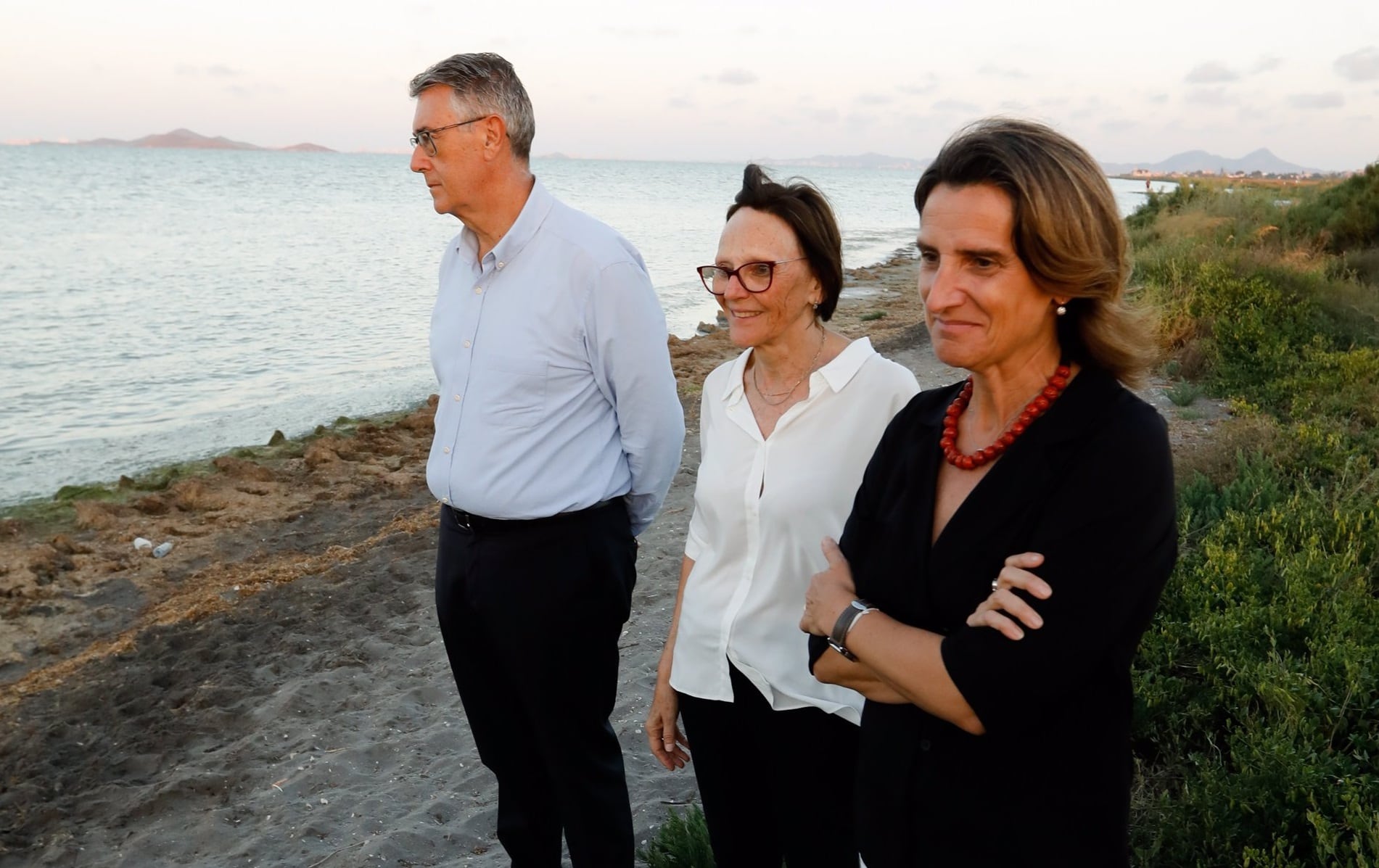 La vicepresidenta Teresa Ribera junto con Paca Baraza y Mario Urrea han visitado Murcia para presentar las actividades de restauración en el entorno del Mar Menor. En la imagen, la rambla del Albujón en el Carmolí