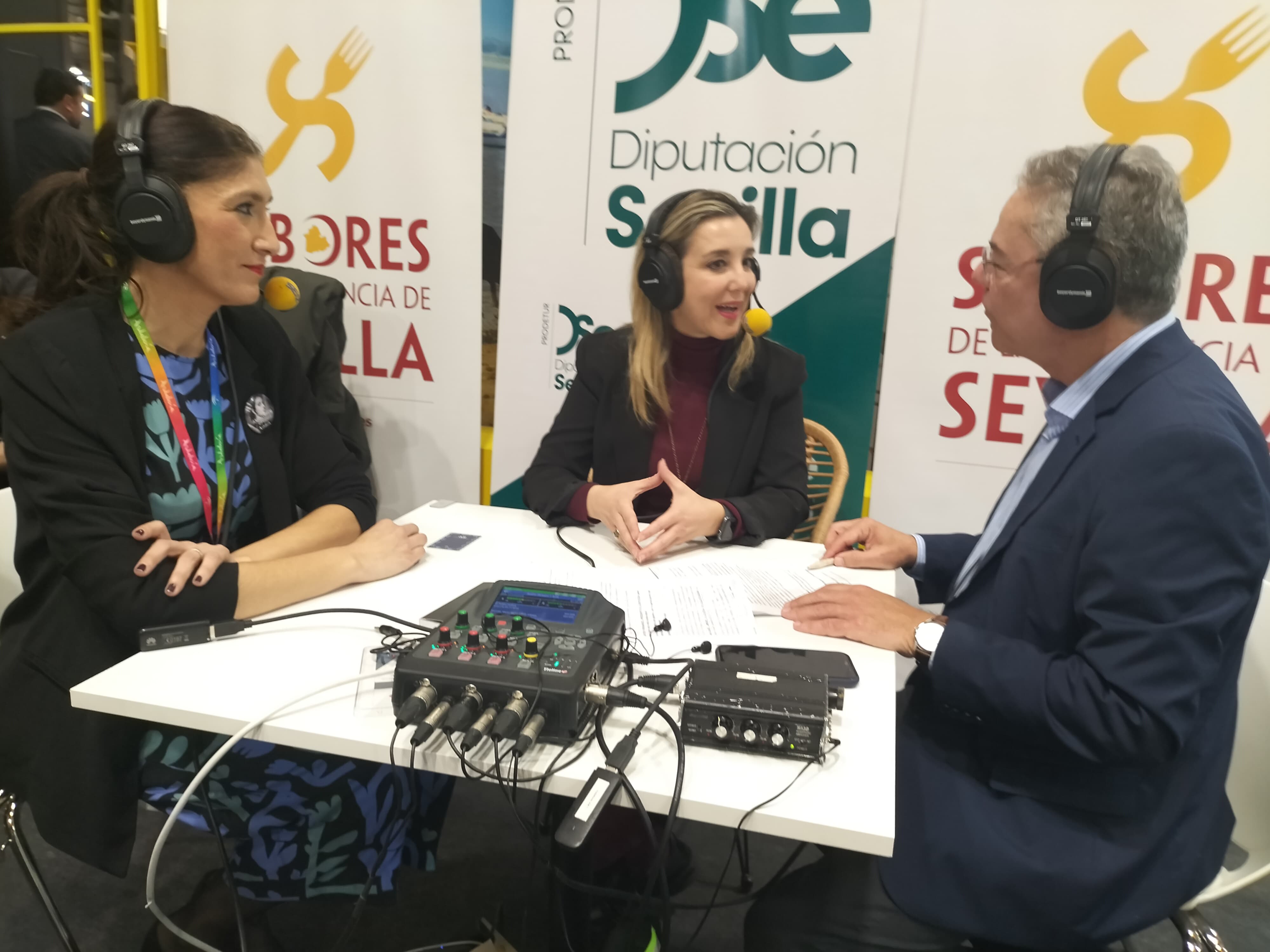 Silvia Heredia, alcaldesa de Écija, Ana Isabel Jiménez y Salomón Hachuel en FITUR