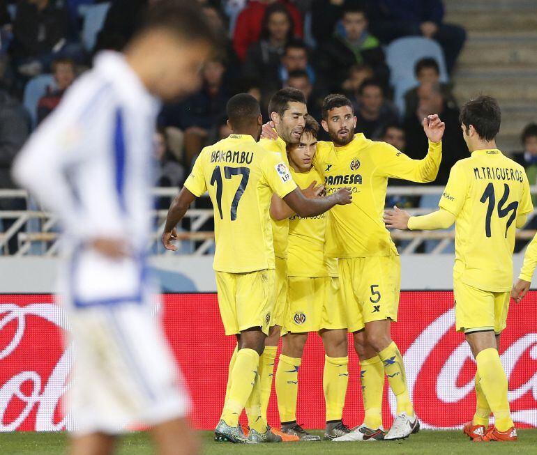 Los jugadores del Villarreal celebran el segundo gol de Denis Suárez
