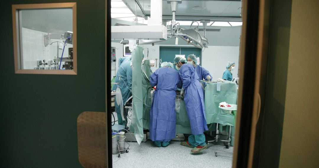 Médicos en el quirófano operando