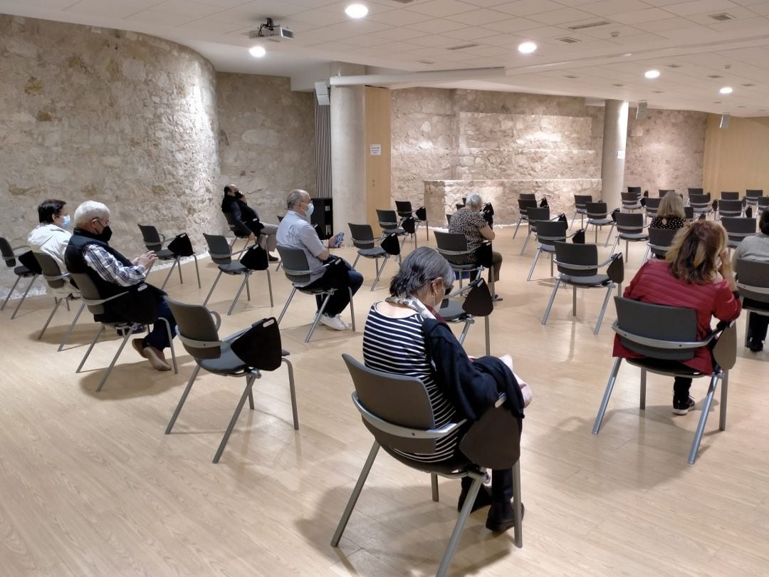 Varias personas esperan en una sala del Teatro Ramos Carrión tras recibir su vacuna