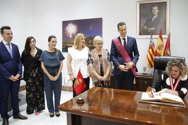 La pregonera firma en el libro de honor del Ayuntamiento de Elda