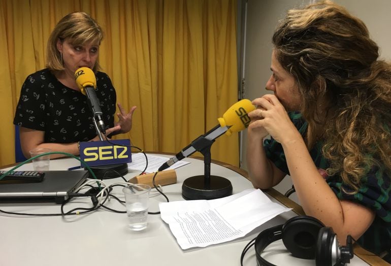 Pilar Fernández con Aida Pena en el estudio de Radio Galicia