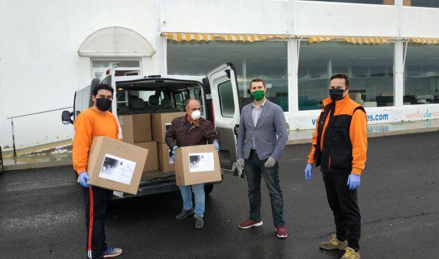 Entrega de mascarillas cosidas por voluntarios y voluntarias de la capital a la empresa pozoleña que hizo el llamamiento público.