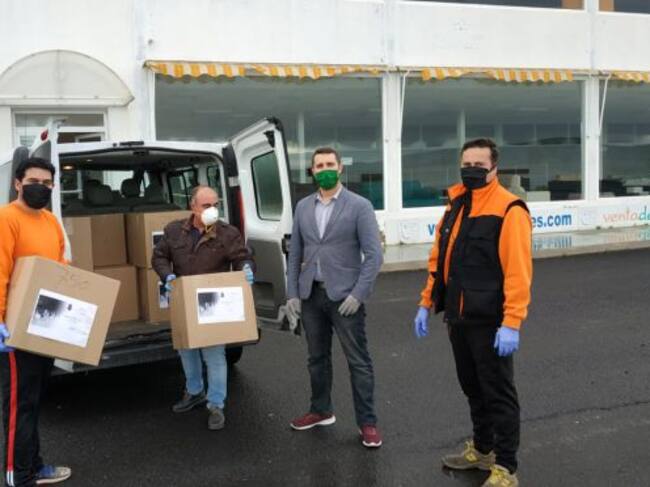 Entrega de mascarillas cosidas por voluntarios y voluntarias de la capital a la empresa pozoleña que hizo el llamamiento público.