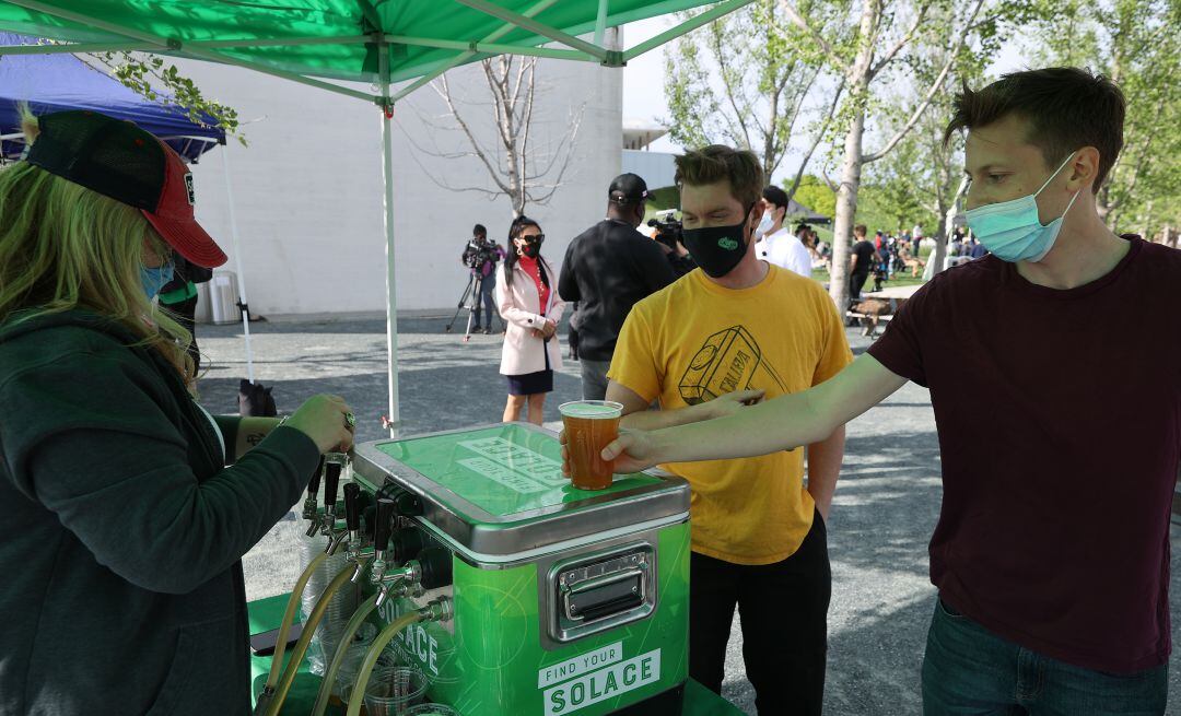 EEUU incentiva con cervezas a los ciudadanos para que acudan a vacunarse.