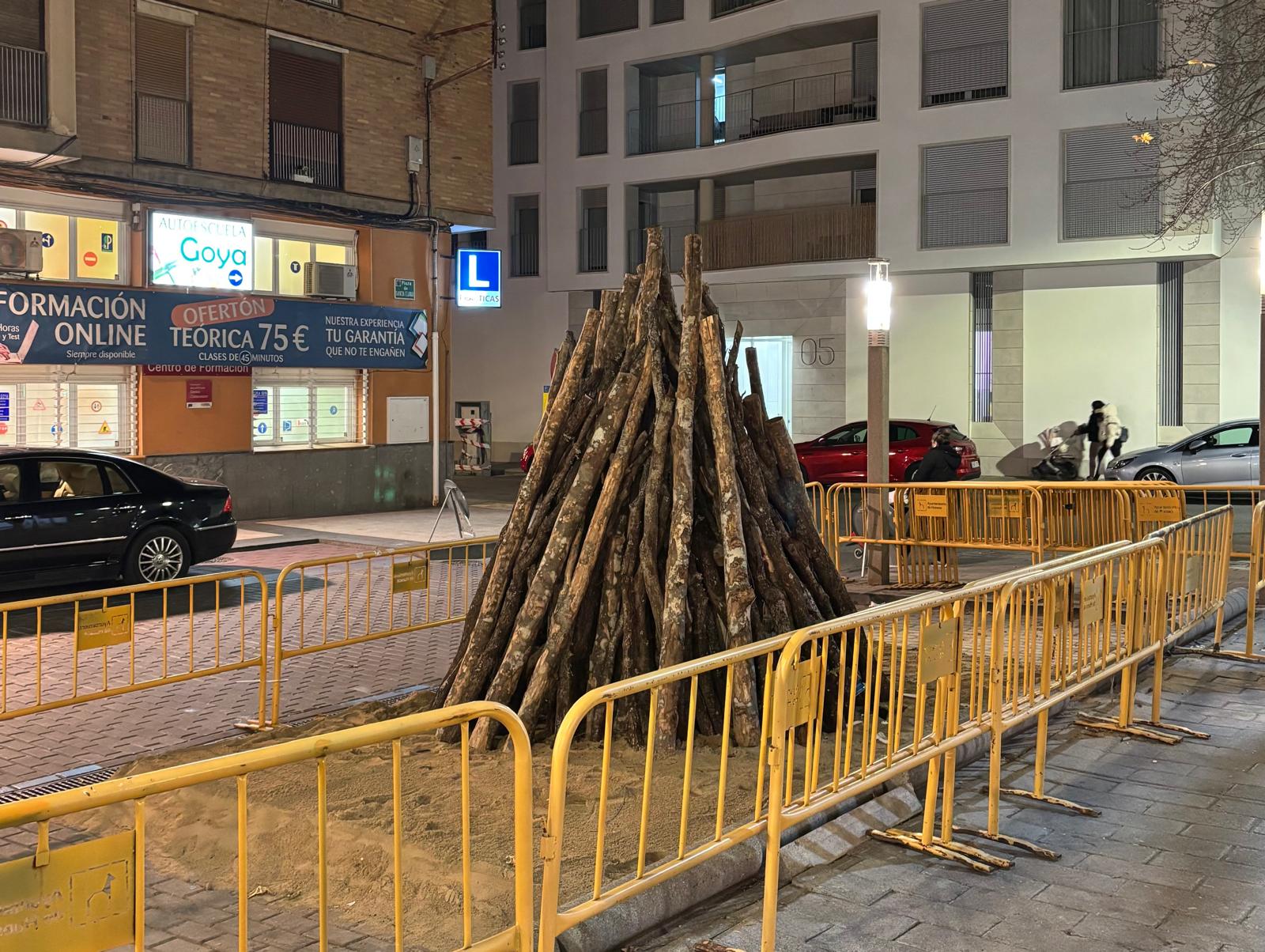 Todo preparado para la hoguera de San Antón en la plaza Santa Clara