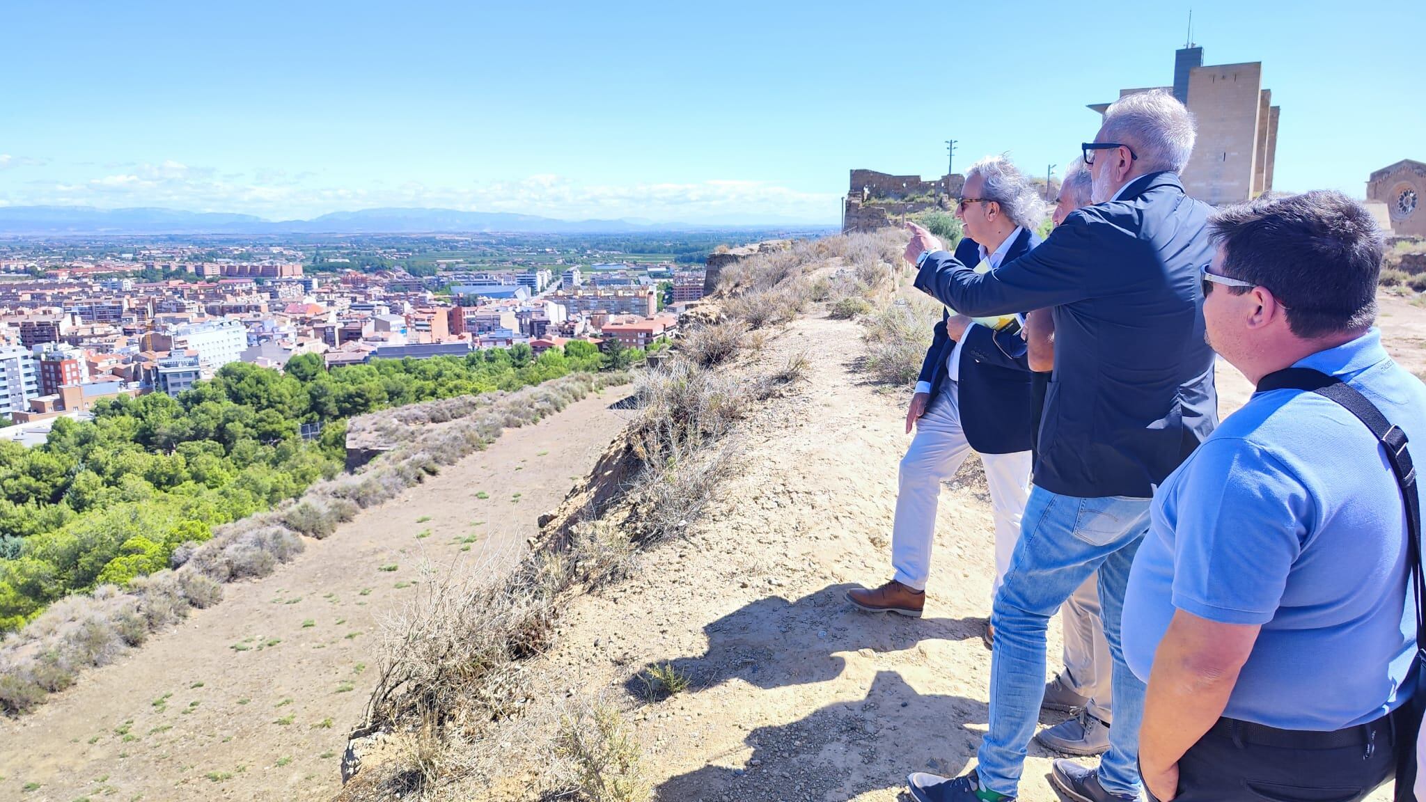 L&#039;alcalde, Fèlix Larrosa, assenyalant cap a la part de la ciutat que es pot contemplar des del Baluard del Rei, així com bona part de la serralada del Montsec.