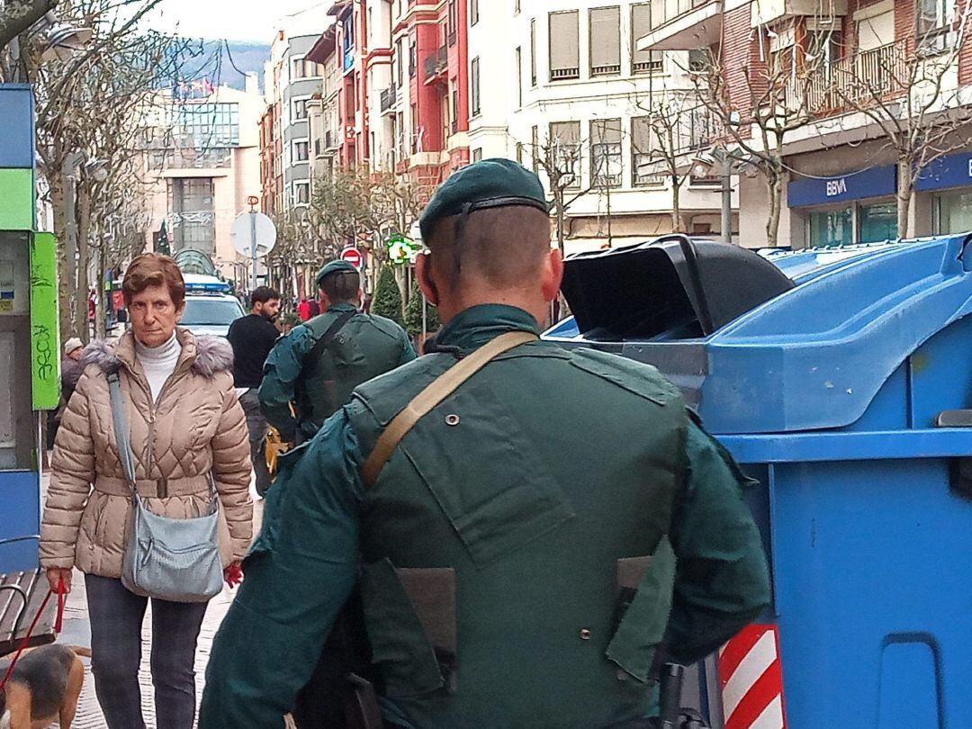 Imagen de agentes de la Guardicia Civil que participan en un aoperación contra la prostitución y el tráfico de personas en Barakaldo