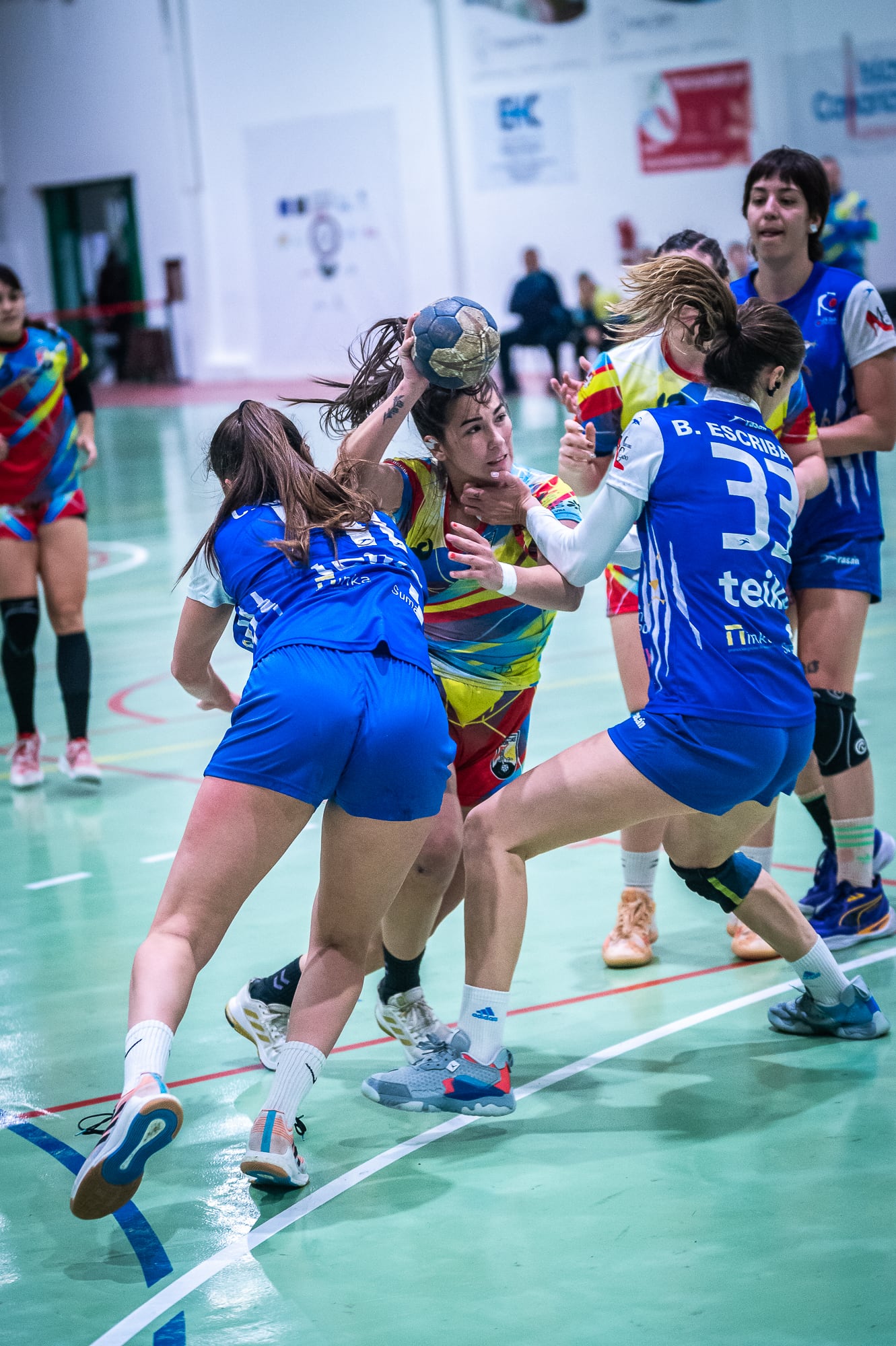 Una de las jugadoras lanzaroteñas intentando avanzar con el balón.