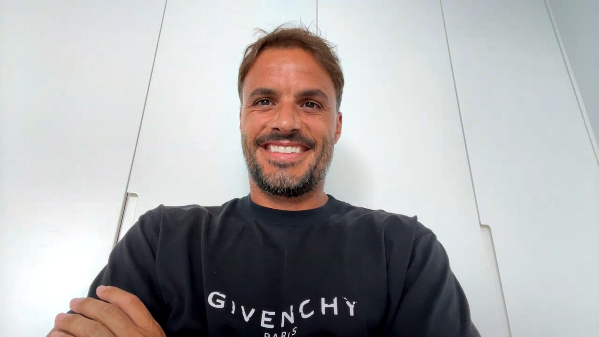 Pedro León atiende a Radio Murcia justo después de anunciar su renovación en el Real Murcia.