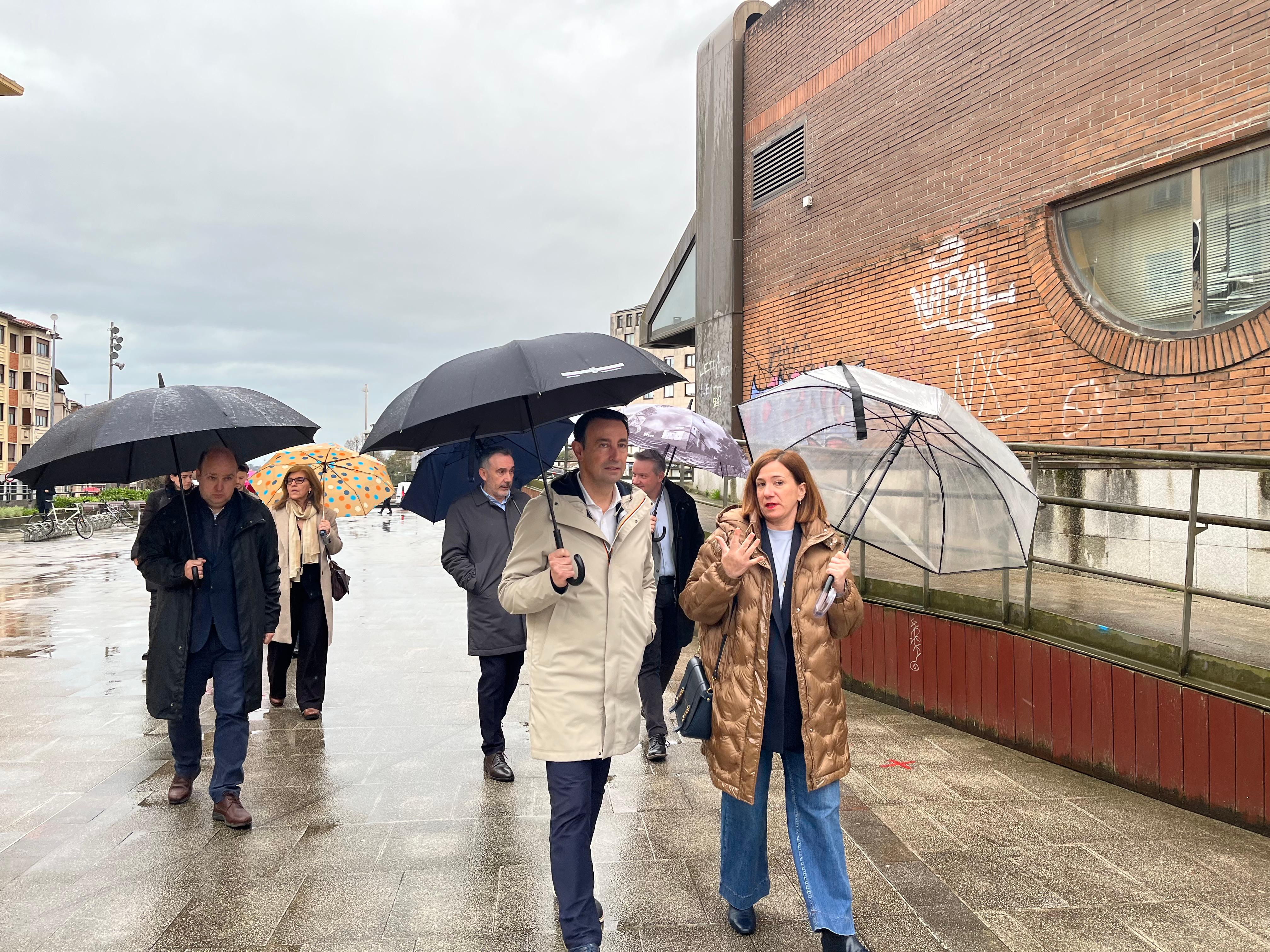 El vicelehendakari segundo, Mikel Torres junto a la alcaldesa de Irun, Cristina Laborda.