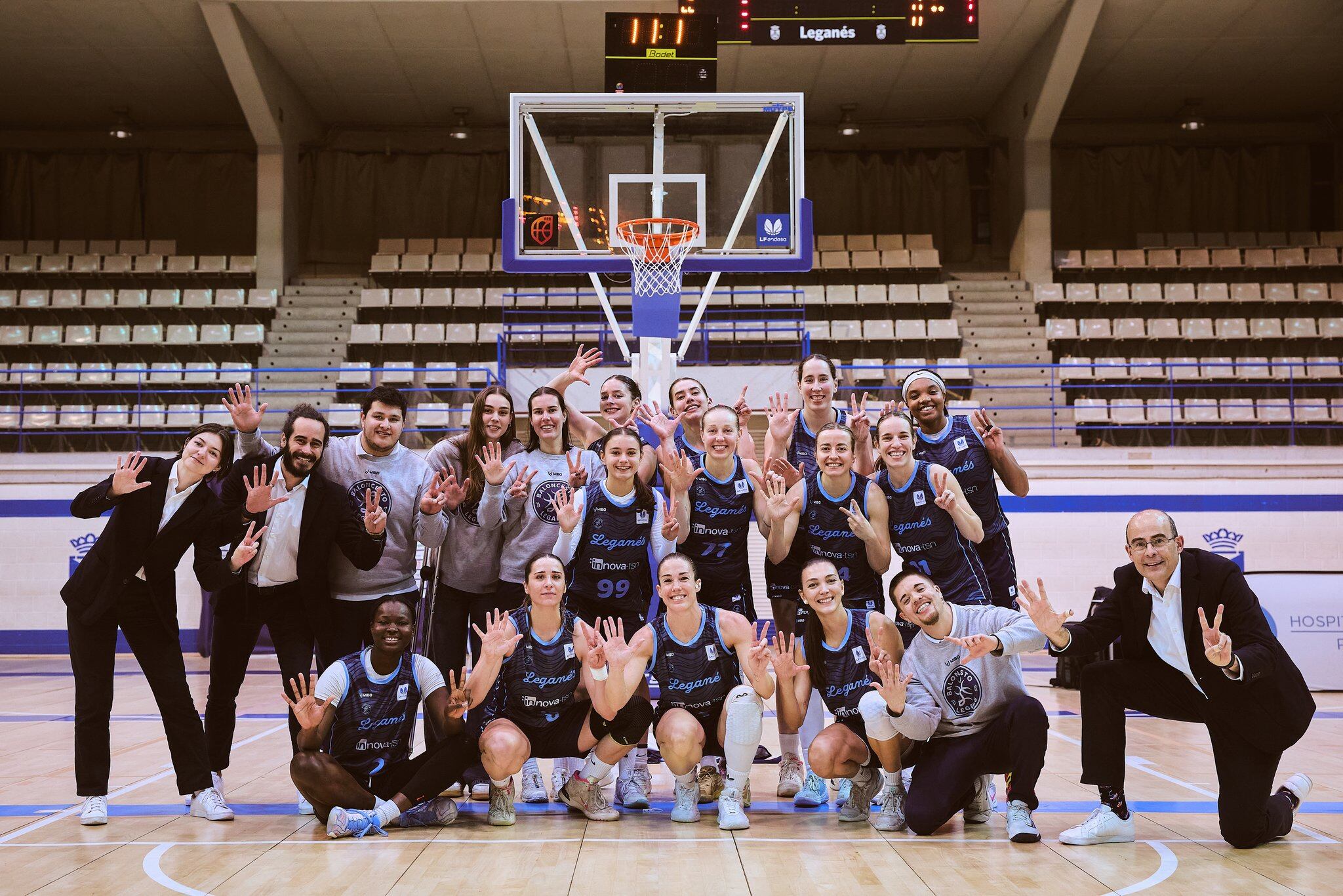 Las de Javier Fort (a la derecha) vuelven a hacer historia tras su ascenso a la Liga Endesa