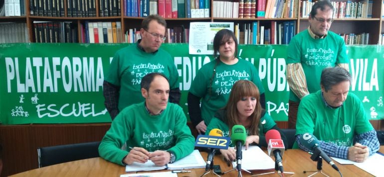 Miembros de la Plataforma por la Educación Pública en la presentación de la campaña