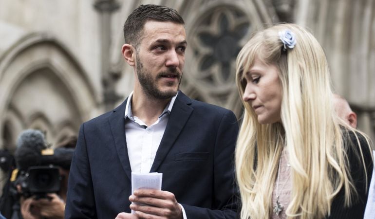 Los padres del bebé en estado terminal Charlie Gard, Connie Yates y Chris Gard, a su salida del Tribunal Supremo en Londres (Reino Unido).