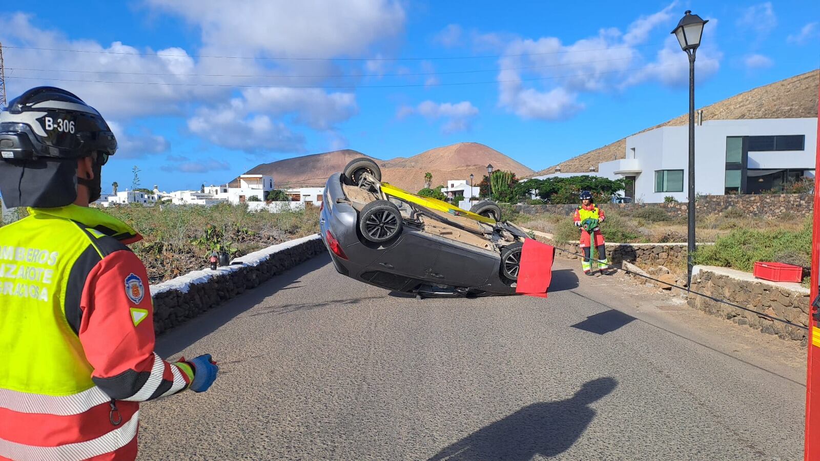 Vehículo volcado en Guatiza, Lanzarote.