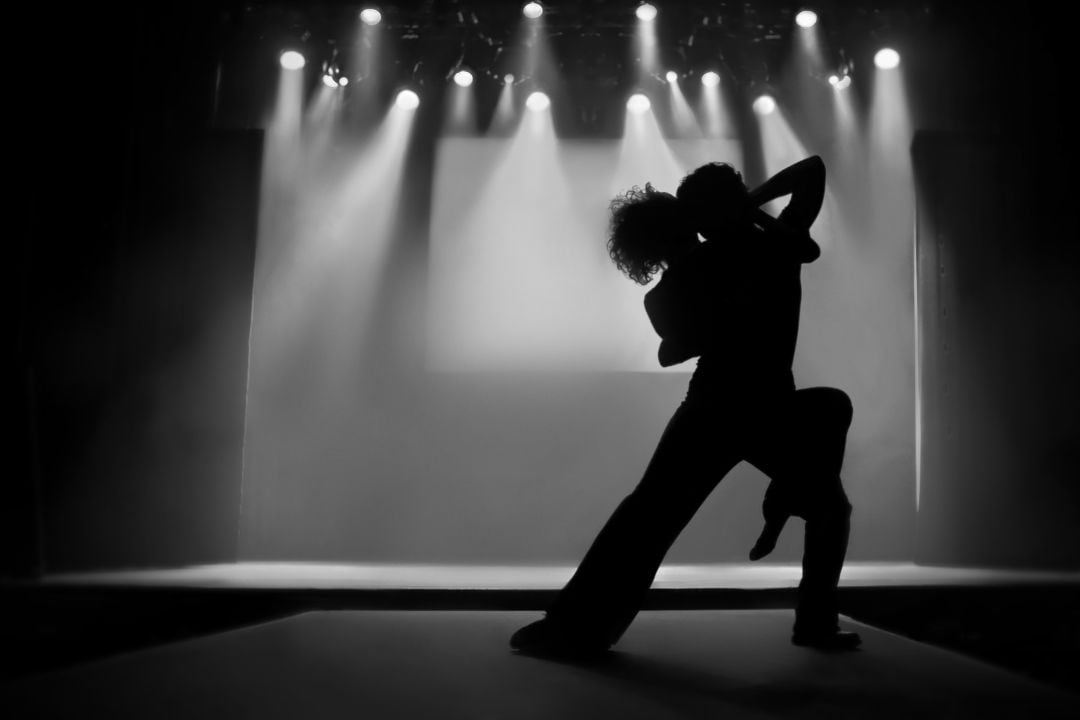 Una pareja bailando