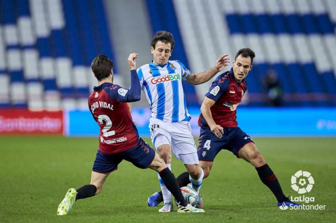 Oyarzabal pugna por un balón con Nacho Vidal