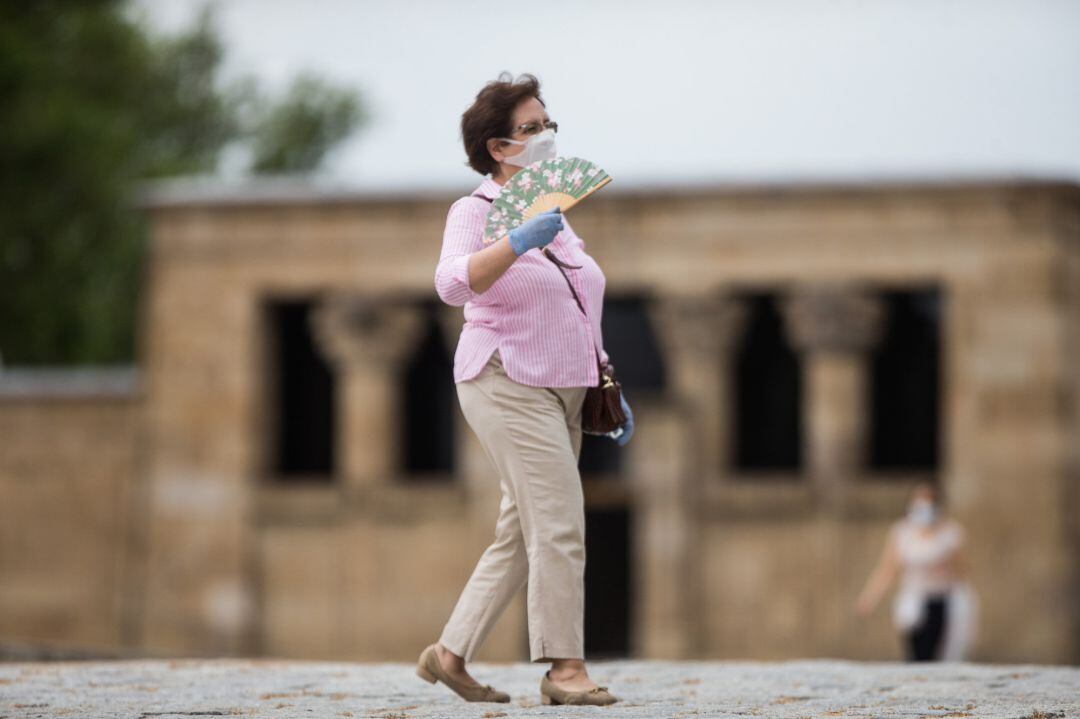 Transeúntes caminan por la zonas habilitadas cercanas al Templo de Debod, en Madrid.