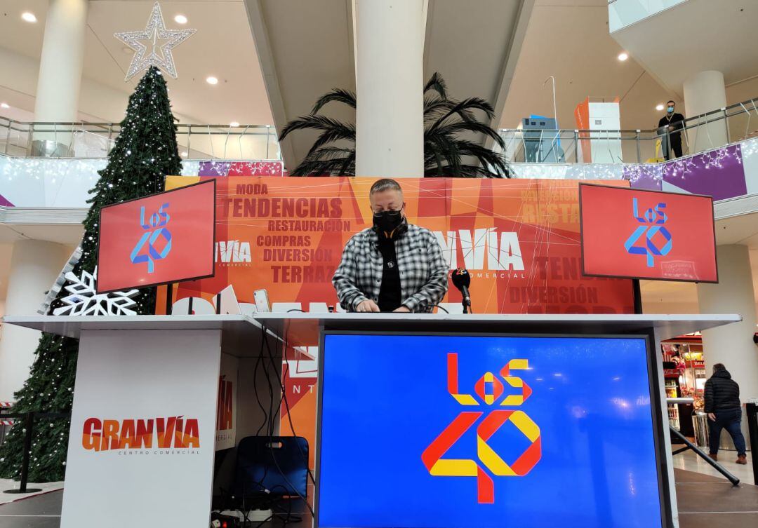 La Dj Mónika Rendón durante su sesión en el C.C. Gran Vía.