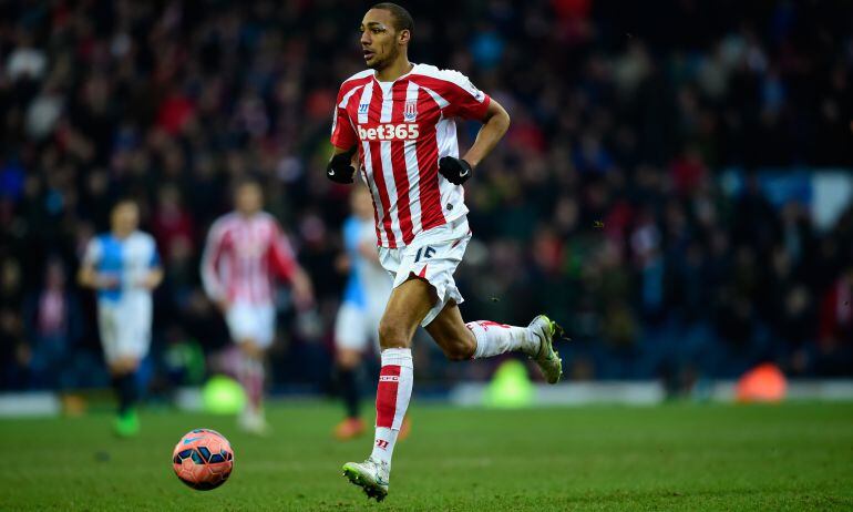 Nzoe guía el balón durante un partido con el Stoke City