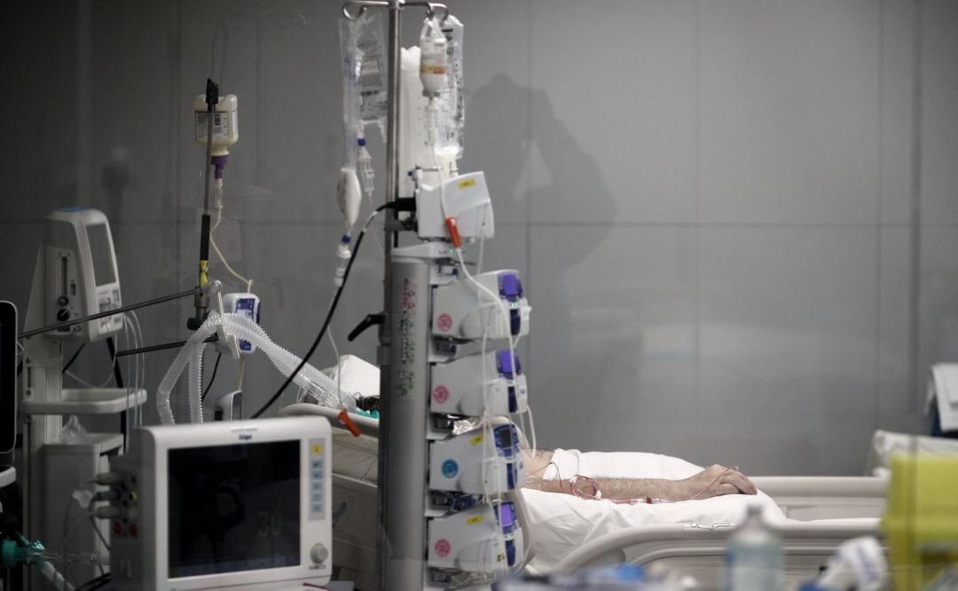 Un paciente de COVID-19 ingresado en la UCI.