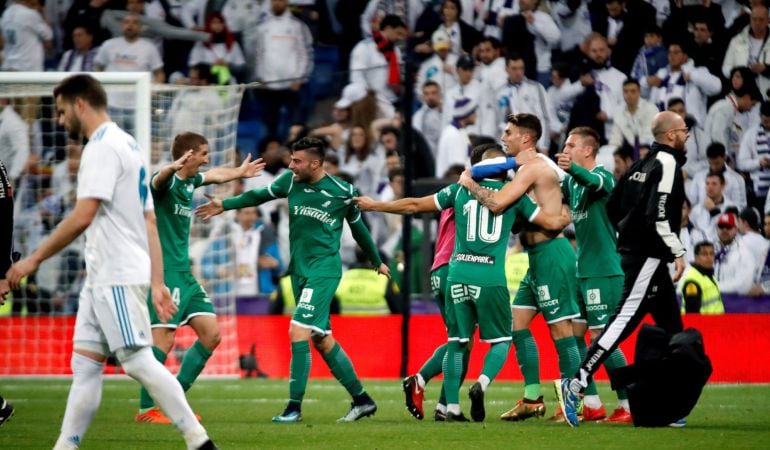 Los jugadores del Leganés celebran su pase a las semifinales de la Copa en el estadio Santiago Bernabéu, en 2018