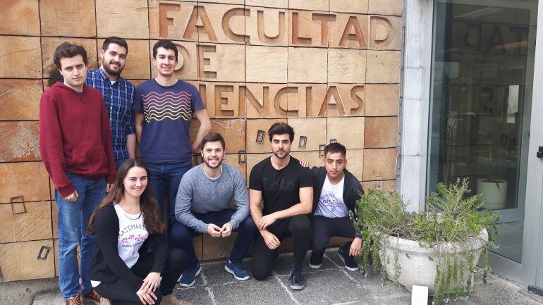 Alumnos de Matemática de la UC miembros de la organización del Concurso Pi 2018 y participantes.