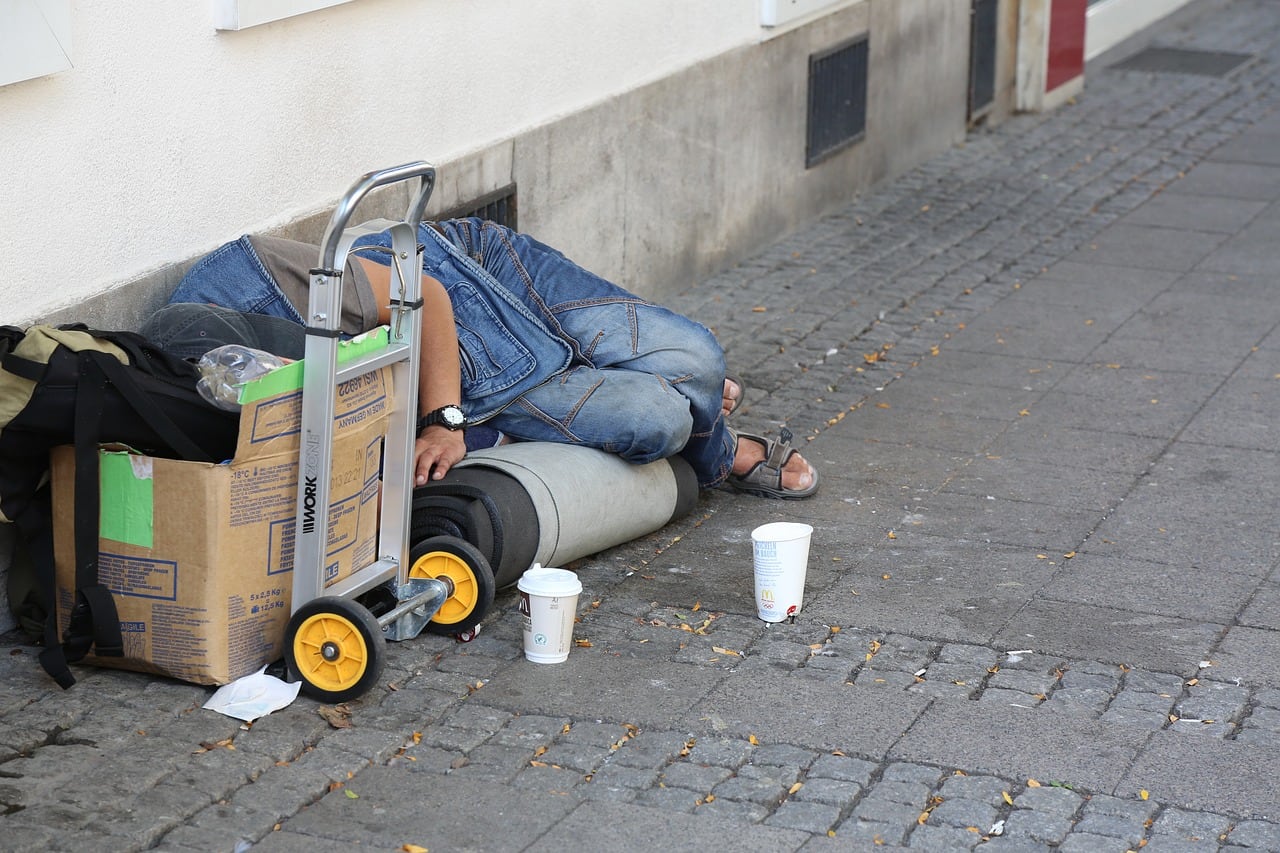 Persona durmiendo en la calle