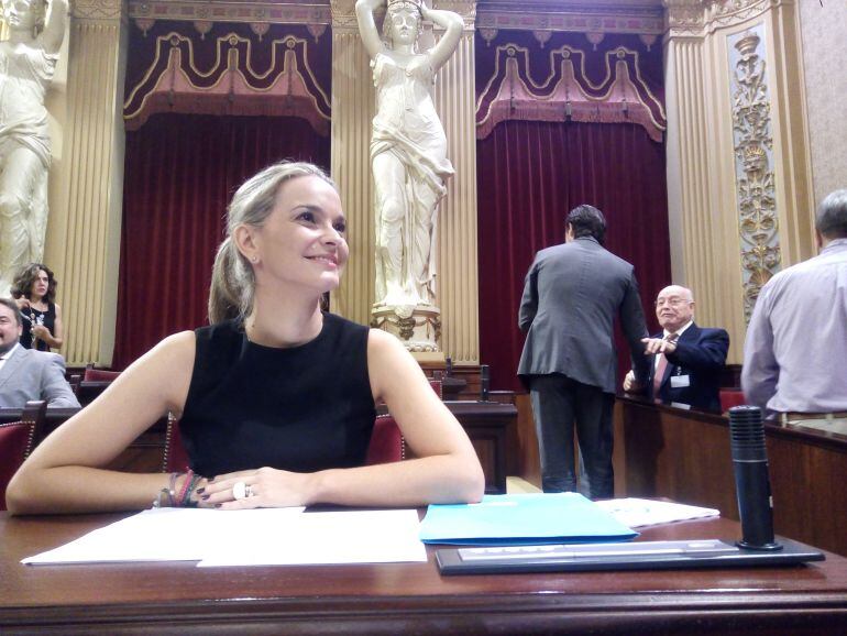 La portavoz parlamentaria popular, Marga Prohens, minutos antes de ofrecer su discurso en el Parlament.