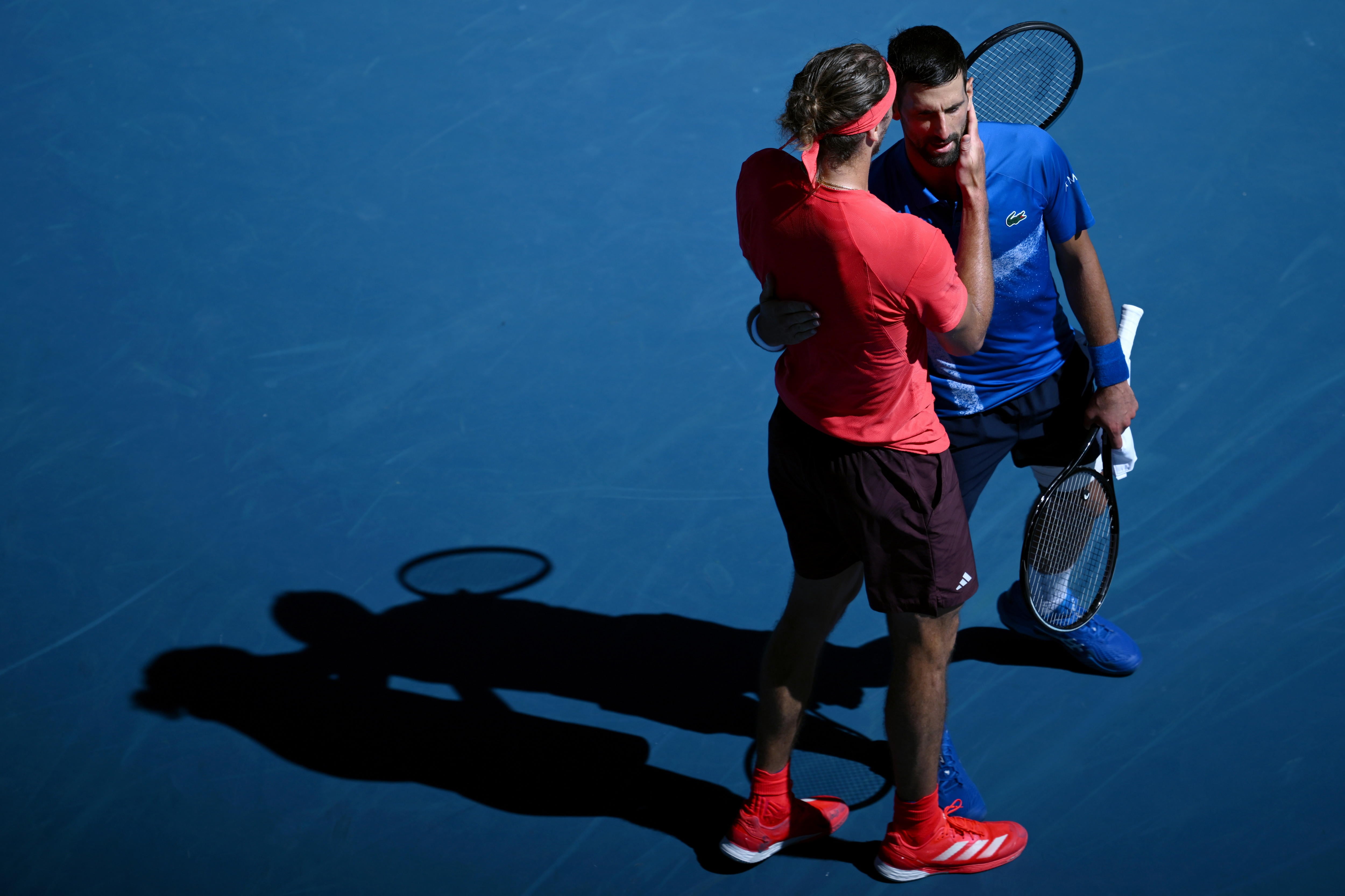 Novak Djokovic y Alexander Zverev se abrazan tras el abandono del serbio