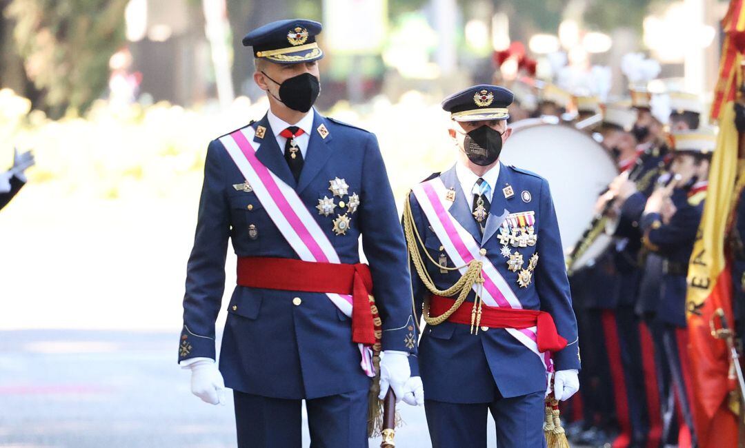 Los Reyes han presidido este sábado los actos centrales del Día de las Fuerzas Armadas, que "tímidamente" han vuelto a salir a la calle para acercarse a los ciudadanos pese a las restricciones sanitarias marcadas por la pandemia del coronavirus.
POLITICA EUROPA ESPAÑA SOCIEDAD
EUROPA PRESS REPORTAJES