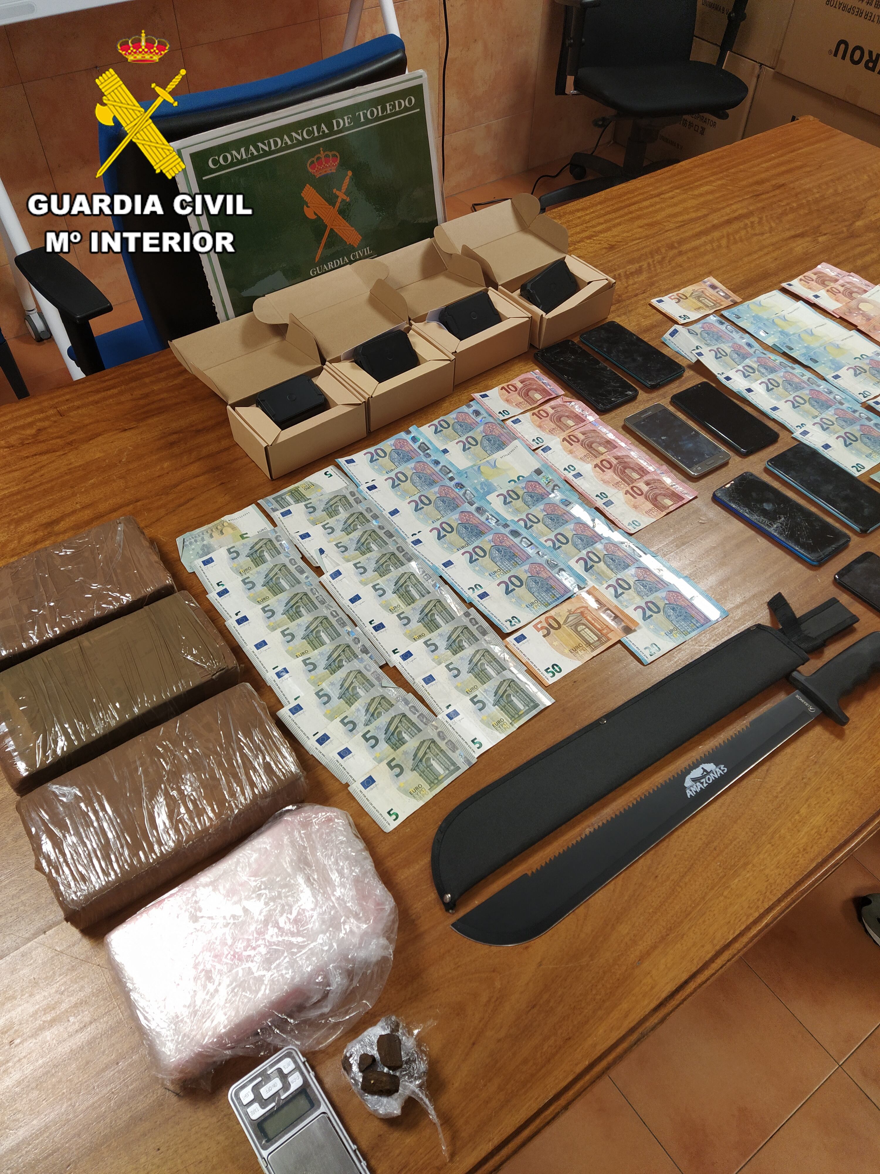 En uno de los registros la Guardia Civil ha hallado dos revólveres y 1.700 euros en metálico