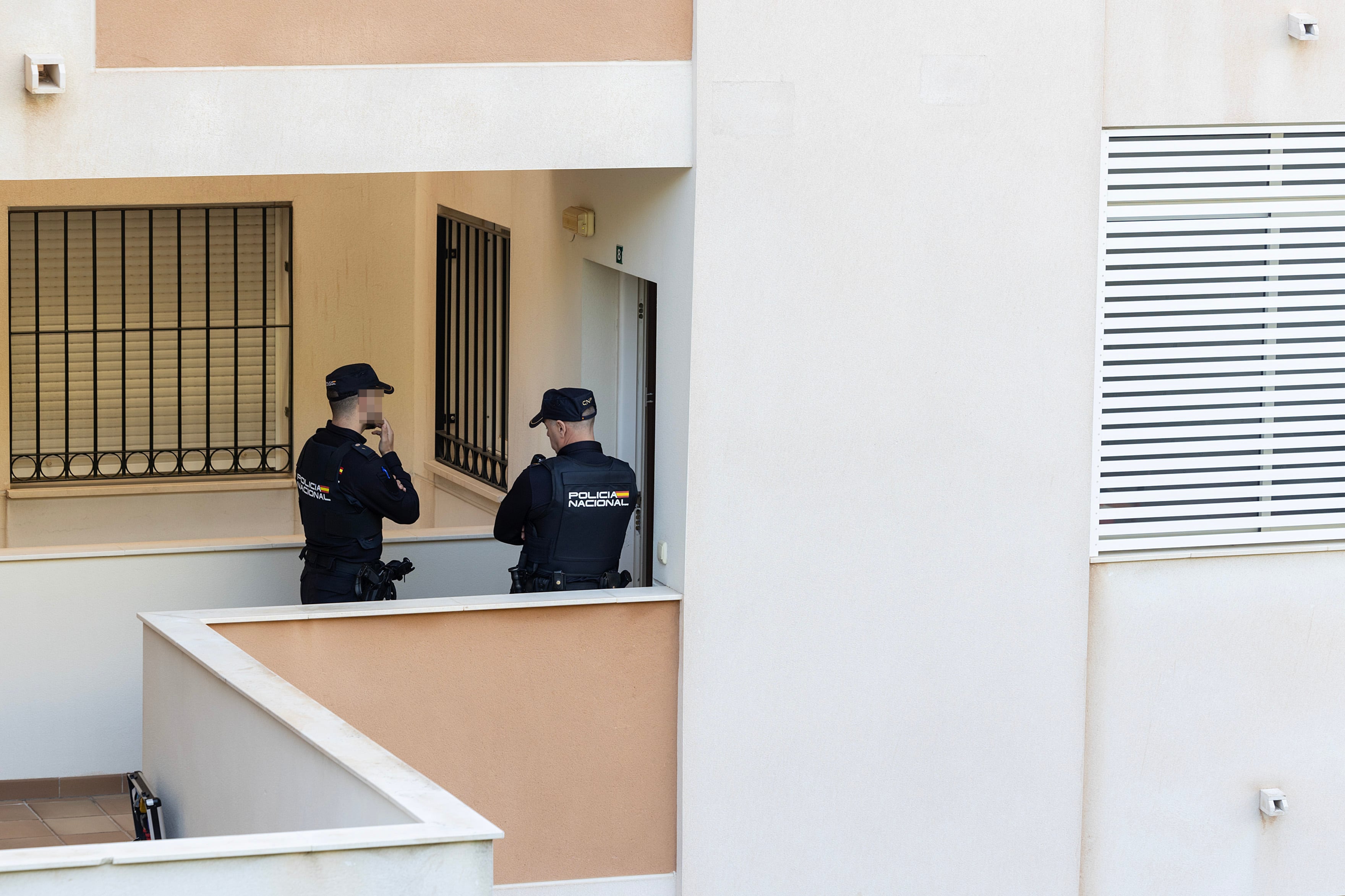 MÁLAGA, 03/12/2024.- Miembros de la Policía Nacional controlan el acceso a la vivienda donde esta madrugada ha sido asesinada una mujer en la localidad malagueña de Benalmádena y por la que ha sido detenido un hombre de 38 años. Un hombre de 38 años ha sido detenido por la Policía Nacional después de matar presuntamente esta madrugada a puñaladas a su hermana en la localidad malagueña de Benalmádena, han informado a EFE fuentes policiales. EFE/ Daniel Pérez
