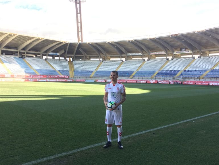Moutinho viste de blanco en su presentación con la Cultural.