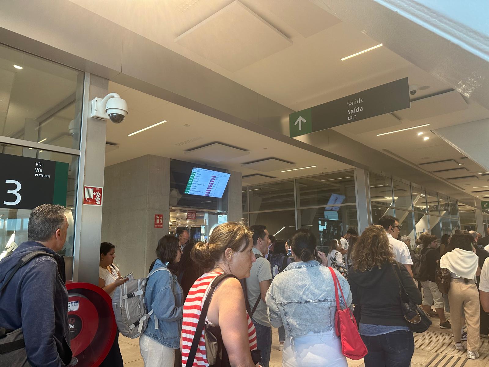 Viajeros esta mañana en la estación de Urzaiz.