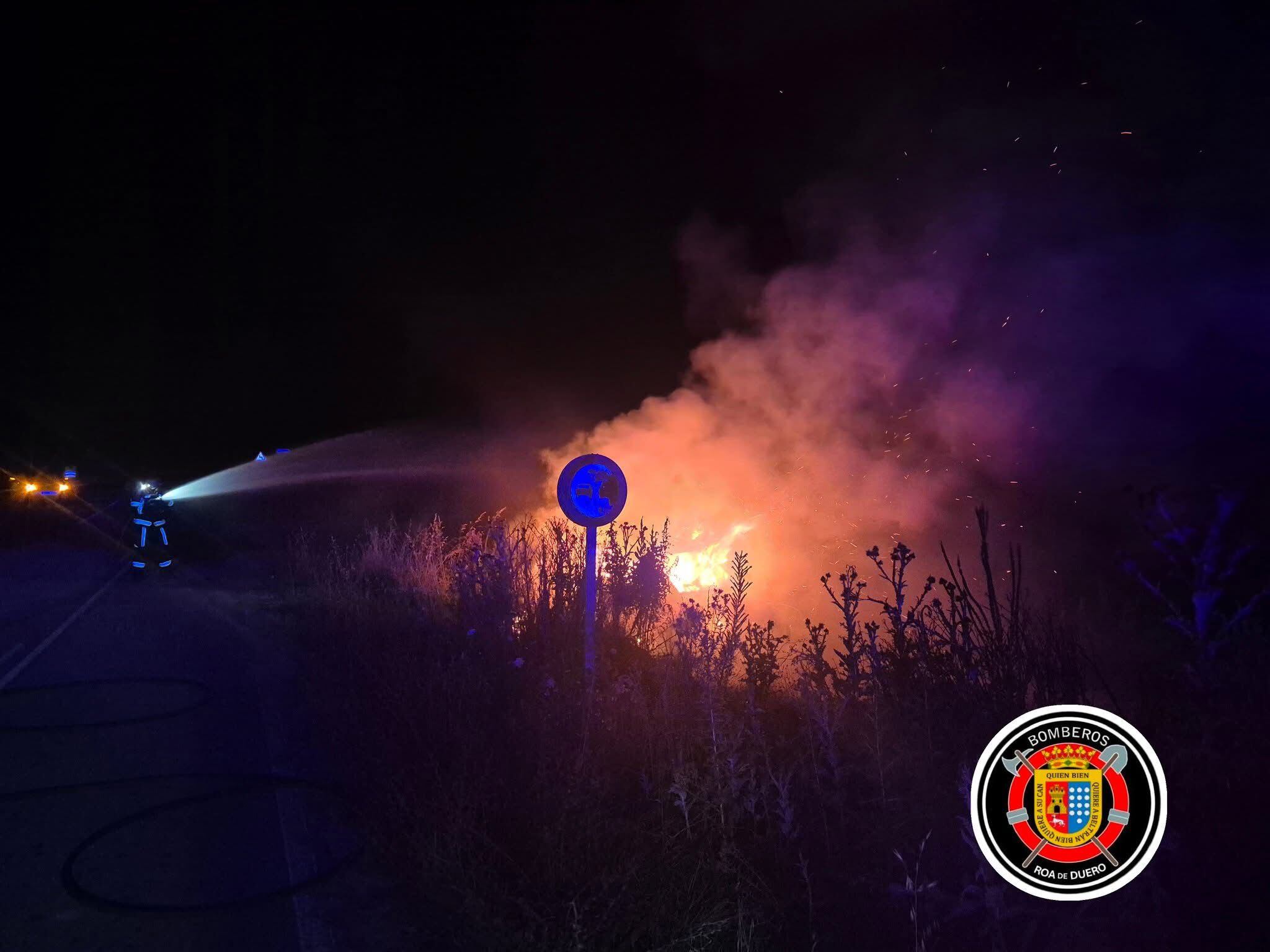 Bomberos de Roa en las labores de extinción del incendio del vehículo