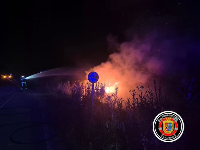 Bomberos de Roa en las labores de extinción del incendio del vehículo