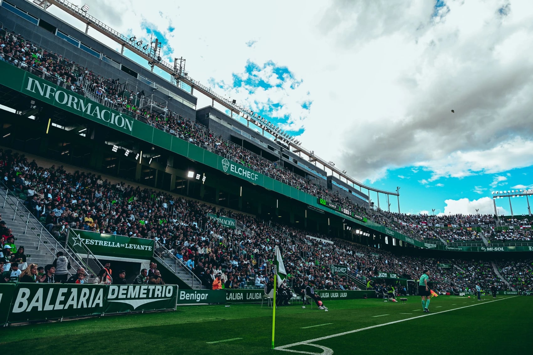El estadio Martínez Valero en partido de Liga esta temporada
