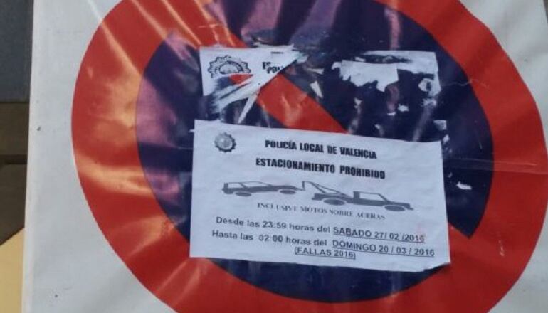 Señal de estacionamiento prohibido de la Policia Local de Valencia