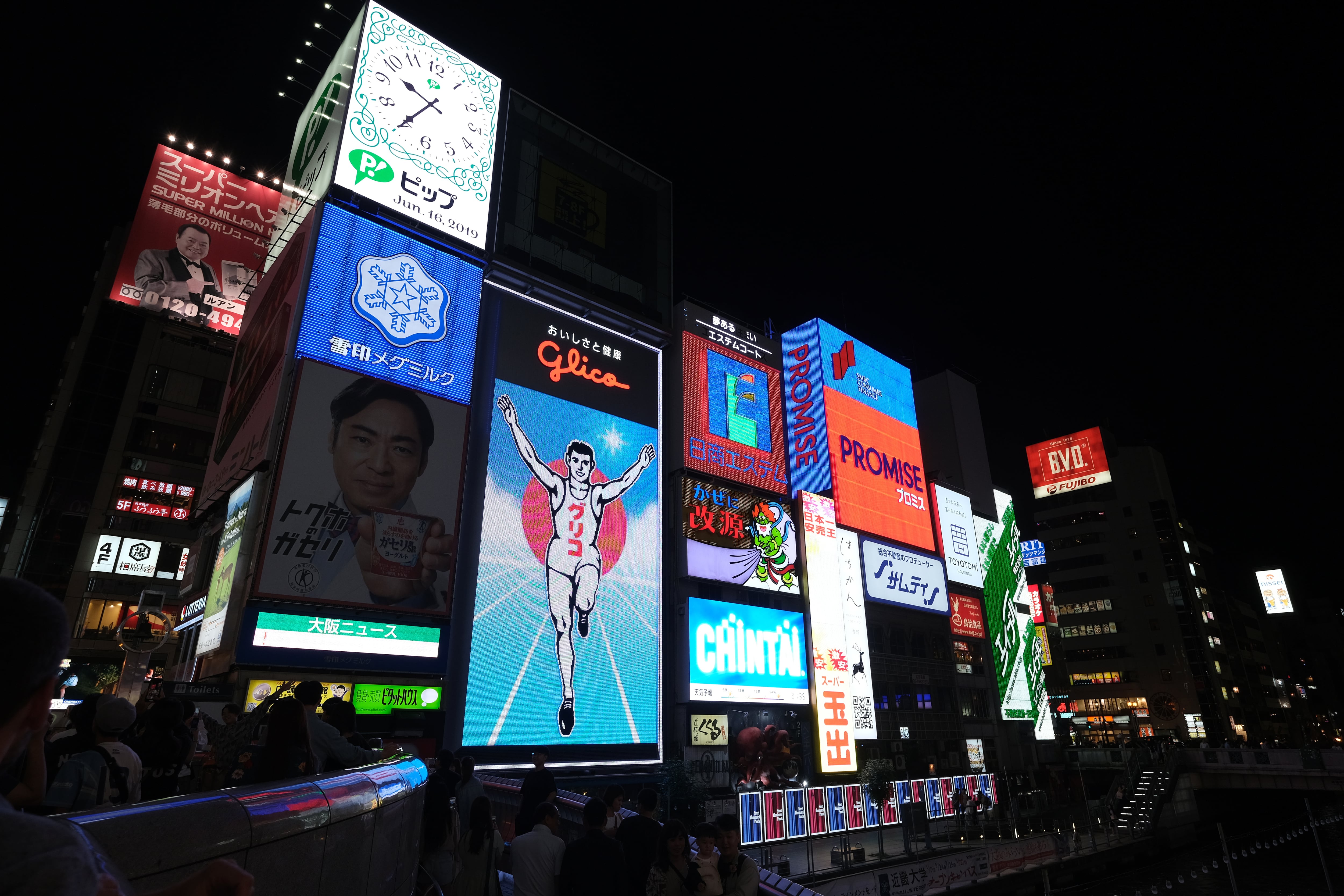 Carteles de neón en Dotonbori (Osaka), entre ellos, el famoso corredor Glico Man.