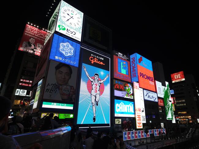 Carteles de neón en Dotonbori (Osaka), entre ellos, el famoso corredor Glico Man.