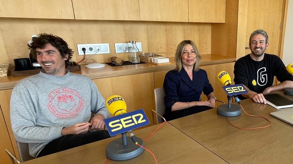 Mikel Oleaga, izquierda de la imagen, junto a Pilar Ruíz y Diego Tomás.