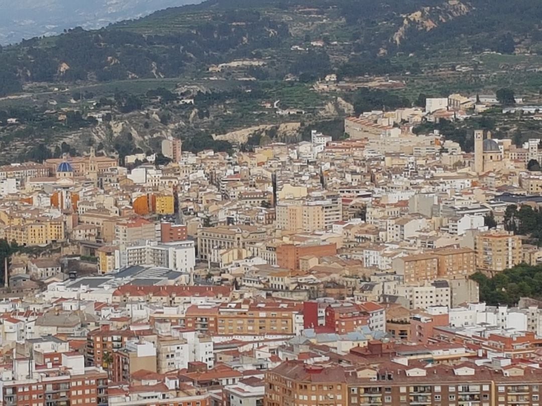 Vista aérea del Alcoy en la que se aprecia al fondo el centro histórico.