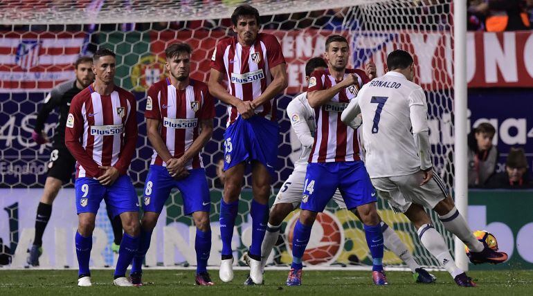 Cristiano Ronaldo lanza una falta en el derbi disputado esta temporada en el Calderón.