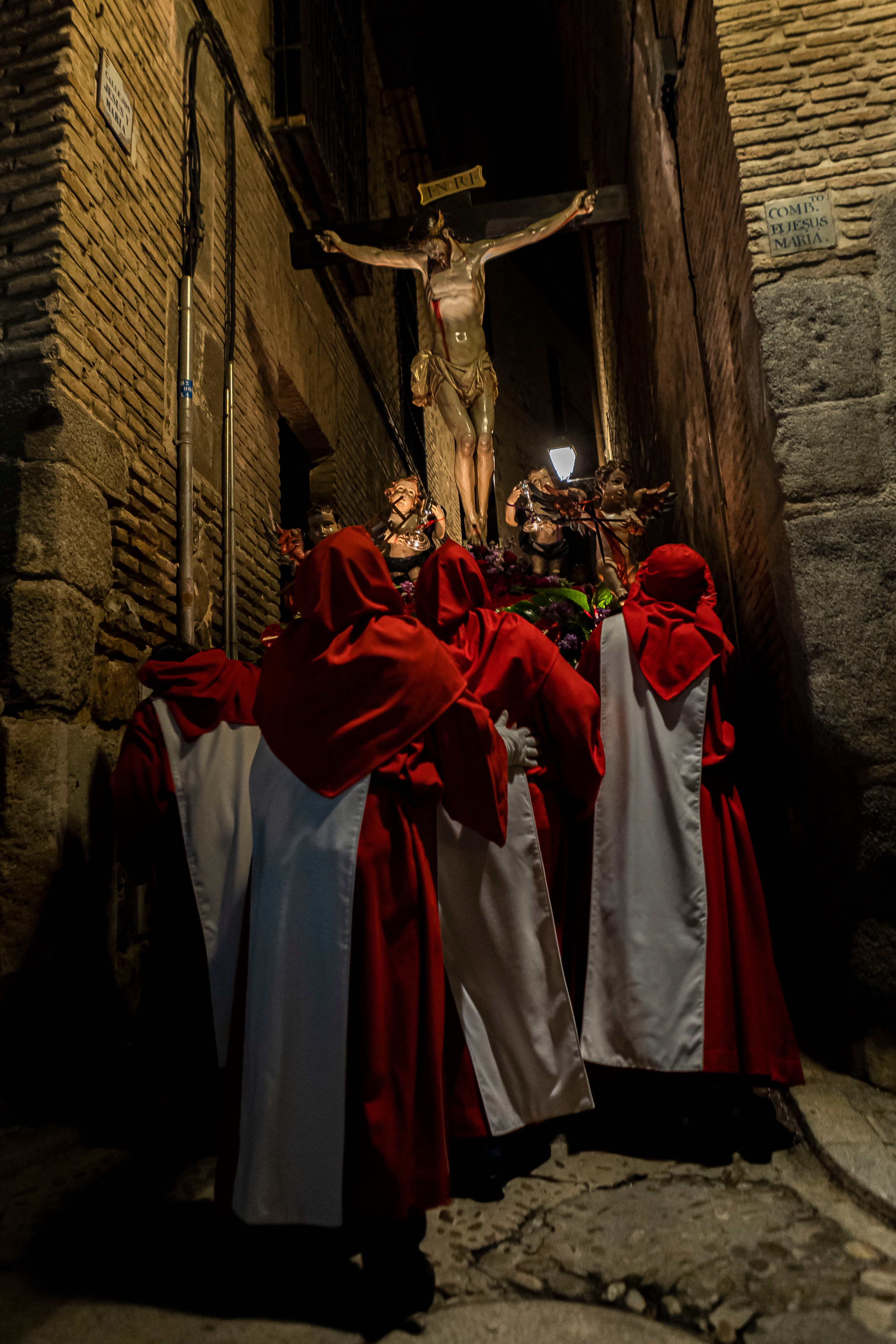 TOLEDO, 12/04/2022.-. La cofradía del Santísimo Cristo de los Ángeles sale este Martes Santo desde la Iglesia del convento de las Gaitanas, en Toledo. EFE/Ángeles Visdómine