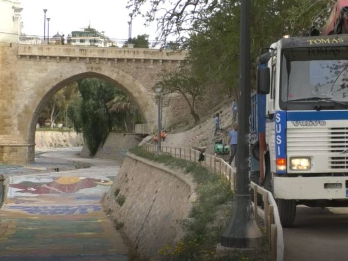 Alumnos del taller de empleo T'Avalem mejoran la ladera del río Vinalopó
