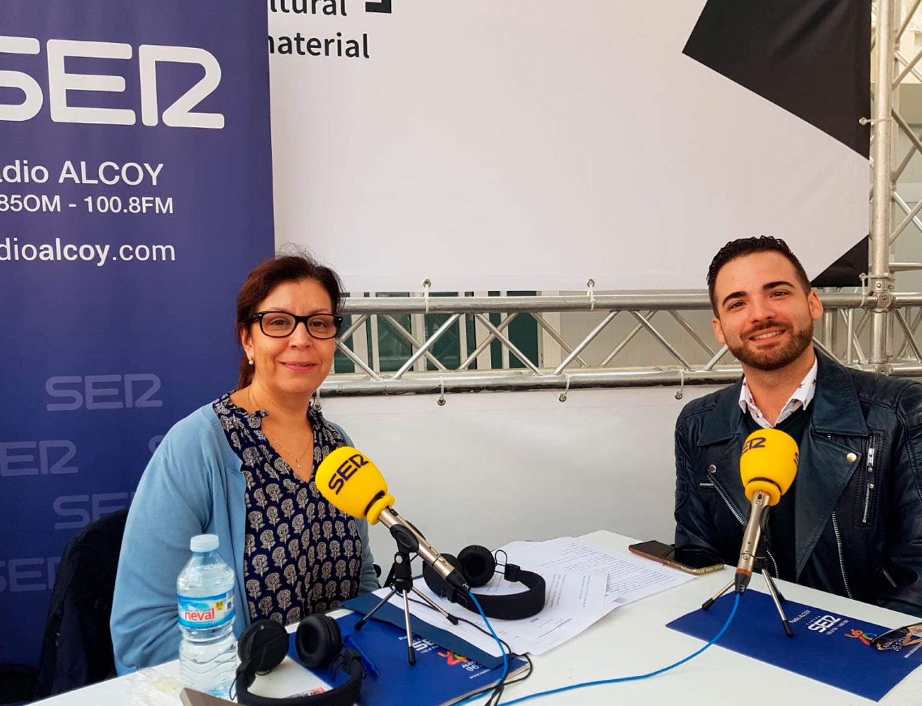 Lucía Gadea junto a Saúl Santonja hablando sobre los premios de escaparatismo