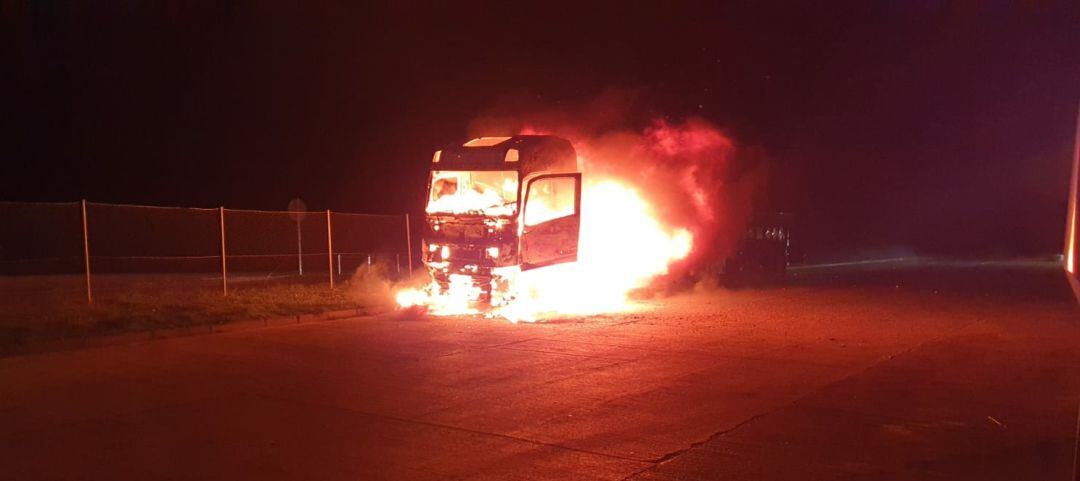 Camión en llamas en Zuasti